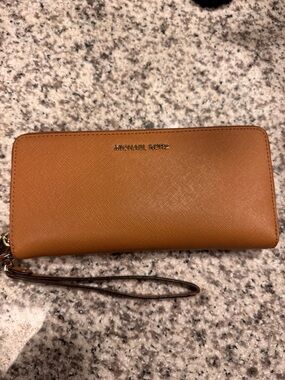 Michael Kors Jet Set Travel Leather Wristlet Wallet with Gold Logo
